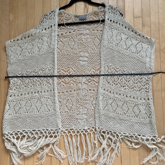🌟 3 FOR $25 🌟 Vero Moda crochet look cardigan with fringe - Picture 3 of 6